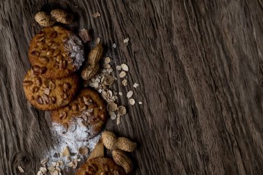 Ahşap arka plan üzerinde fındık, kopya alanı ile üstten görünüm ile ev yapımı kurabiye