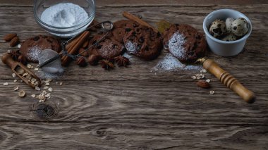 pudra şekeri, bıldırcın yumurtası ve mutfak eşyaları kopya alanı ahşap zemin üzerine ev yapımı kurabiye