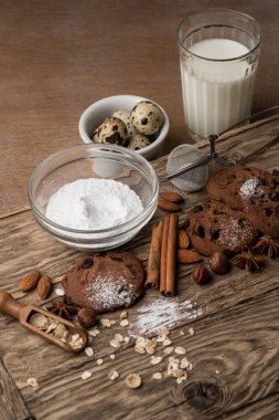 pudra şekeri, Bıldırcın yumurta ve süt ahşap zemin üzerine ev yapımı kurabiye