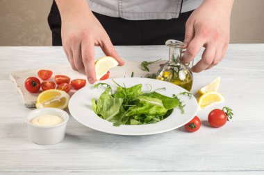 Şef pişirme salata limon, sıkma yakın çekim