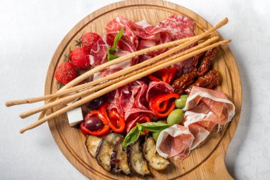 Soğuk et tabağı beyaz arka plan, üstten görünüm üzerinde kapat