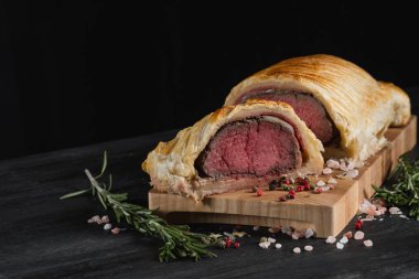 Kopya alanı ile kesme tahtası üzerinde Beef wellington