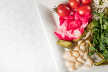 Yeşillik, domates, kırmızı biber, salatalık, zeytin ve beyaz kase, kopya alanı ile üstten görünüm sarımsak ile turşu servis