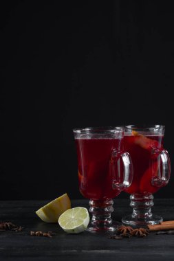 Kopya alanı siyah zemin üzerine malzemelerle bardaklarda mulled şarap