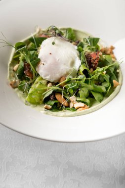 plaka haşlanmış yumurta salatası ile yakın çekim 