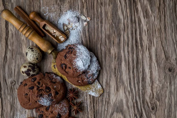 コピー スペースを持つ木製の背景に食材を調理チョコレート チップ クッキー — ストック写真