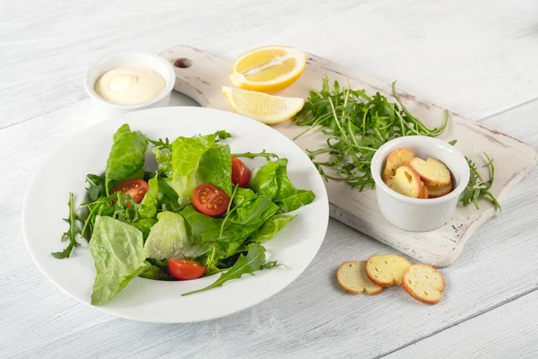 Vedere Aproape Ingredientelor Pentru Gătit Salată Verdeață Roșii Cherry Sos — Fotografie, imagine de stoc