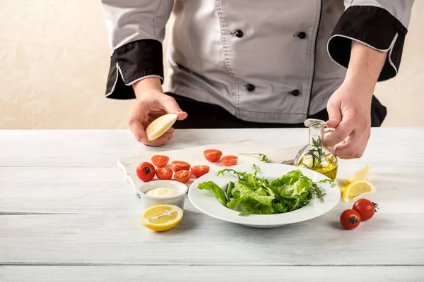 Kocken Matlagning Sallad Klämma Citron Närbild — Stockfoto