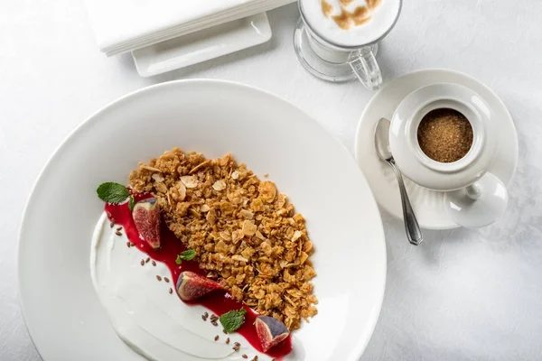 Granola Med Fikon Och Yoghurt Vitt Bord Med Kaffekoppen Ovanifrån — Stockfoto