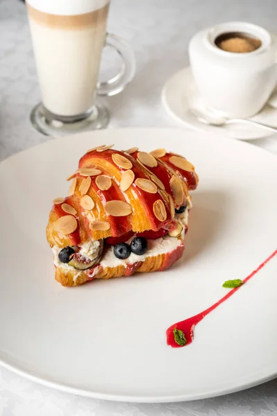 Sandwich Croissant Dulce Fructe Padure Farfurie Alba Servita Cafea Zahar — Fotografie de stoc gratuită