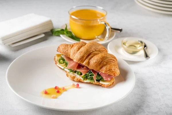 Sanduíche Croissant Fresco Mesa Branca Servida Com Chá Ervas Mel — Fotografia de Stock
