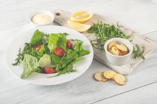 Vista Cerca Los Ingredientes Para Cocinar Ensalada Con Vegetación Tomates — Foto de Stock