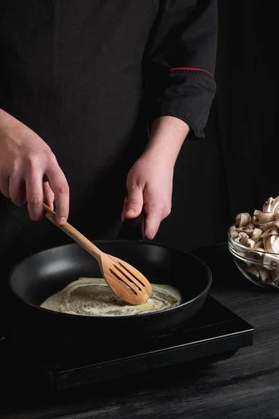 Масло Повара Сковороде Деревянной Посуды — стоковое фото