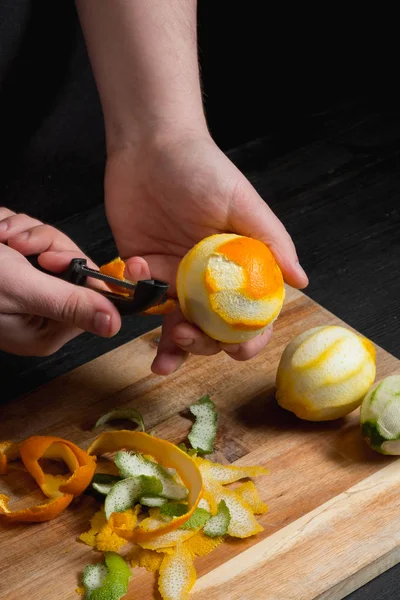 Χέρια Του Σεφ Peeling Πορτοκαλί Μαχαίρι Πάνω Από Την Ξύλινη — Φωτογραφία Αρχείου