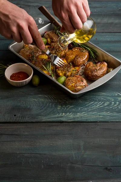 Manos Con Tenedor Aceite Oliva Patatas Asadas Bandeja Con Hierbas — Foto de Stock