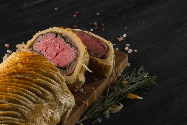 Top View Sliced Beef Wellington Wooden Board Copy Space — Stock Photo, Image