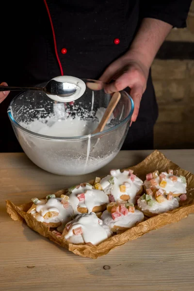 Koki Tangan Memasak Kue Menempatkan Icing Putih Menutup — Stok Foto