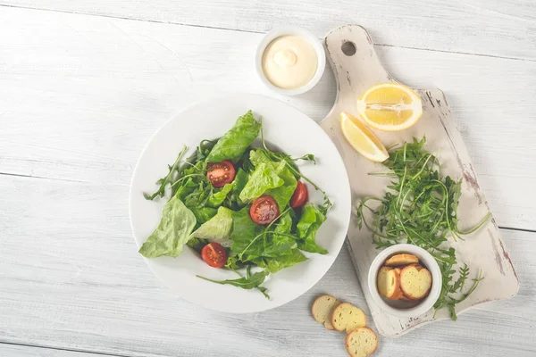 Vista Cerca Los Ingredientes Para Cocinar Ensalada Con Vegetación Tomates — Foto de Stock