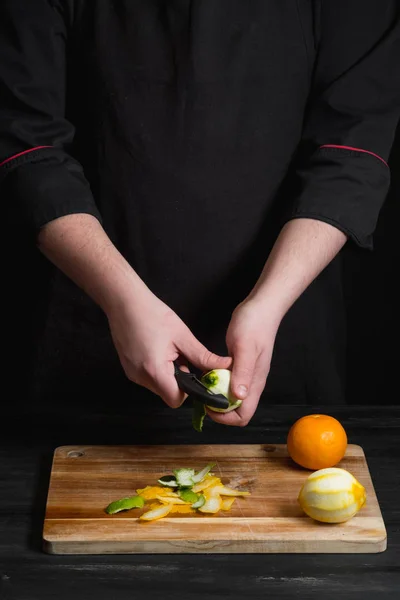 Kocken Händer Peeling Lime Med Kniv Över Träskiva — Stockfoto