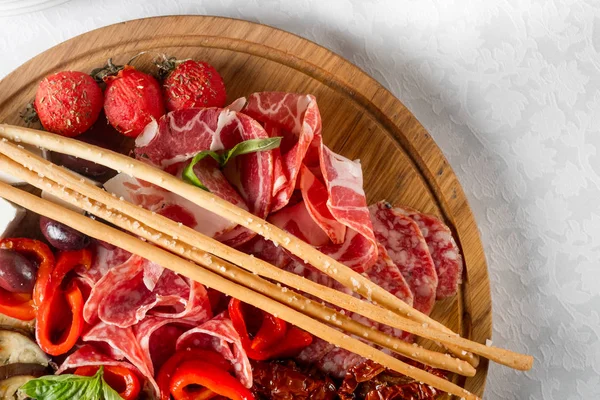 Soğuk et tabağı beyaz arka plan, üstten görünüm üzerinde kapat