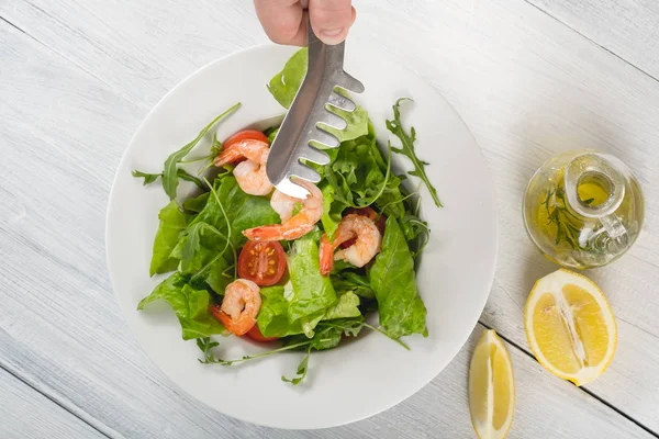 Salad Koki Dengan Udang Sayuran Dan Minyak Zaitun Atas Meja — Stok Foto