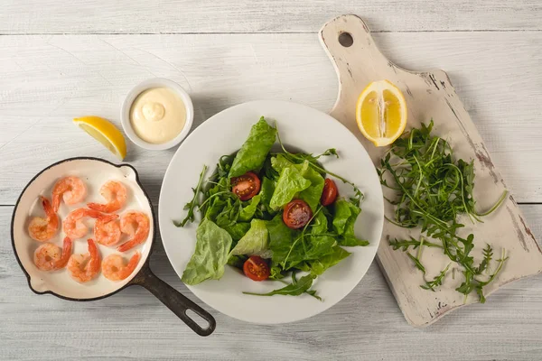 Bovenaanzicht Van Ingrediënten Voor Salade Met Garnalen Groen Cherry Tomaten — Gratis stockfoto