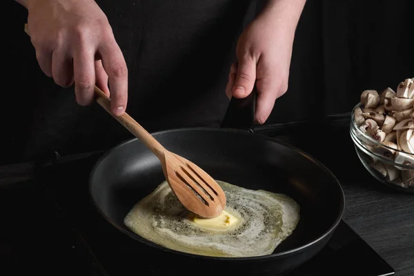 厨师烹调黄油用木用具平底锅 — 图库照片