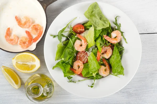 Salada Com Camarões Legumes Prato Azeite Sobre Mesa Madeira Branca — Fotografia de Stock