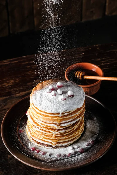 Mano Del Chef Poner Azúcar Blanco Polvo Panqueques Sobre Fondo — Foto de Stock