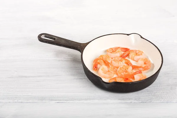 Crevettes Fraîches Dans Une Casserole Sur Table Bois Blanc Avec — Photo