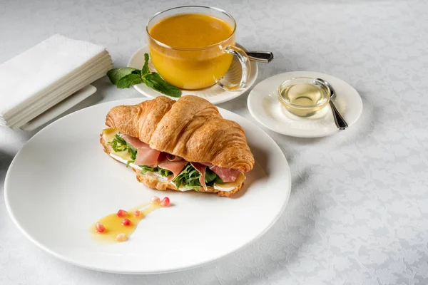 Sanduíche Croissant Fresco Com Xícara Chá — Fotografia de Stock