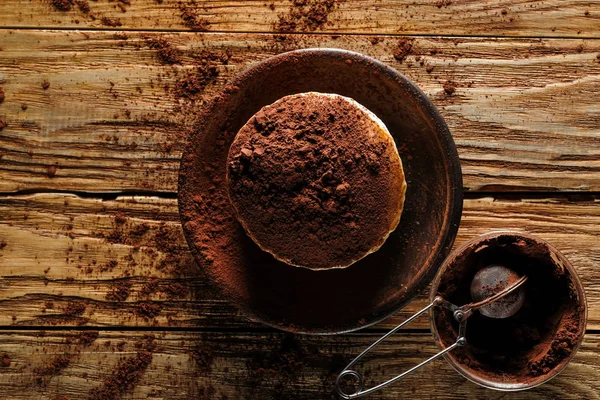 Pila Panqueques Con Cacao Polvo Utensilio Sobre Fondo Madera Vista — Foto de Stock