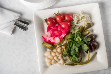 Turşu hizmet yeşillik ve sebze, üstten görünüm.