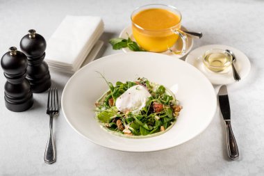 bitkisel çay ve beyaz masa arka plan üzerinde bal ile servis haşlanmış yumurta salatası