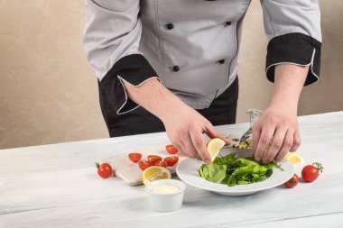 Şef pişirme salata limon, sıkma yakın çekim