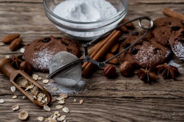 Kase ve mutfak eşyaları kopya alanı ahşap zemin üzerine pudra şekeri ile çikolata kurabiye