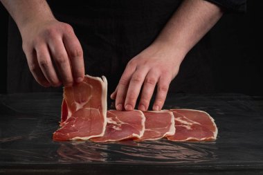 Siyah arka plan üzerine Şef tarafından pişmiş et dilimleri