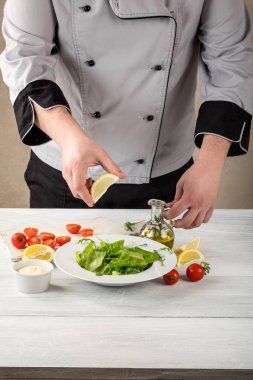 Şef pişirme salata limon, sıkma yakın çekim