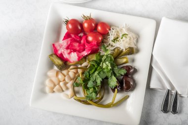 Turşu hizmet yeşillik ve sebze, üstten görünüm.