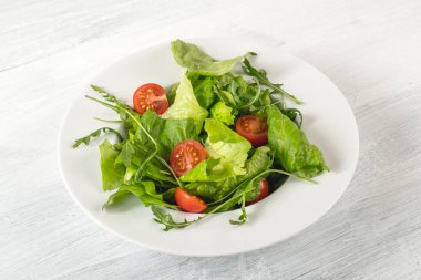 taze salata domates ve yeşil beyaz plaka üzerinde