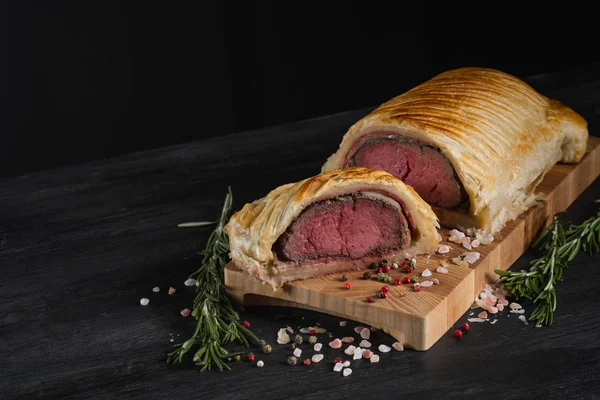 Biberiye ve baharat ahşap tahta üzerinde Beef wellington 