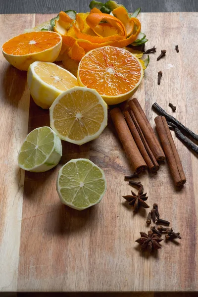 Hámozott Citrusfélék Fűszerek Fából Készült Háttér Felülnézet — Stock Fotó