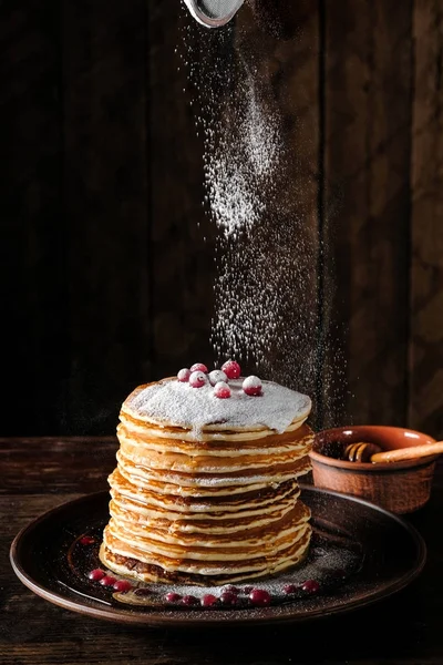 Chef Mão Colocando Açúcar Branco Panquecas Sobre Fundo Madeira Escura — Fotografia de Stock