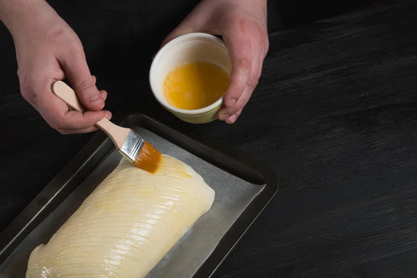 Chef Mani Maschili Spalmando Pane Crudo Con Pennello Tuorlo — Foto Stock