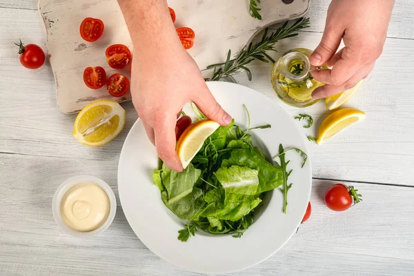 Ensalada Cocina Chef Exprimir Limón Cerca — Foto de Stock