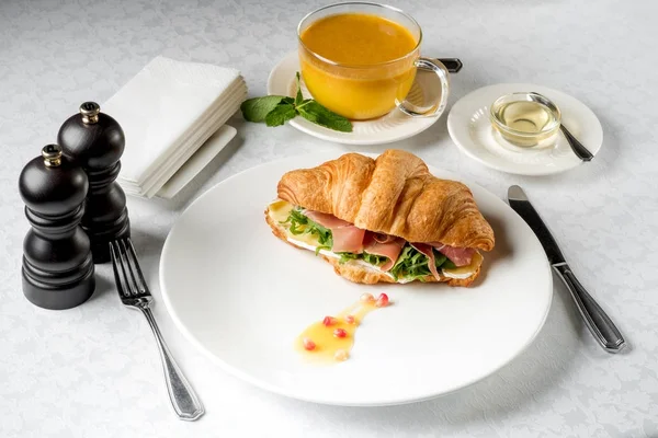 Sandwich Croissant Fresco Con Taza — Foto de Stock