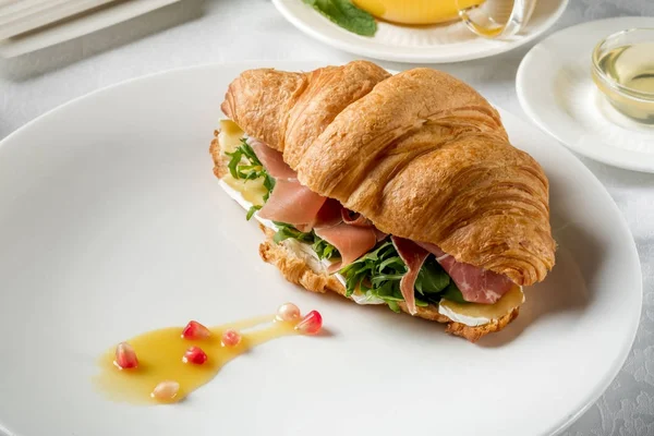 Sanduíche Croissant Fresco Servido Com Chá Ervas — Fotografia de Stock