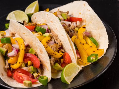 Taco malzemelerle ahşap arka plan üzerinde. Geleneksel Meksika yemeği. Düz üstten görünüm, ek yükü.