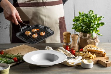 krem çorbası malzemeler domates, peynir, fesleğen, karides ve deniz ürünleri