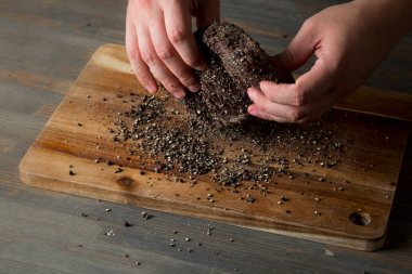 Erkek el Close-Up hazırlamak et baharatlar ahşap tahta arka plan ile